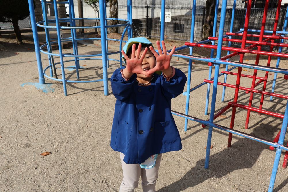 うんていを頑張ったＭくんの手🖐🏻
紅葉みたいに真っ赤だね❤️❤️

