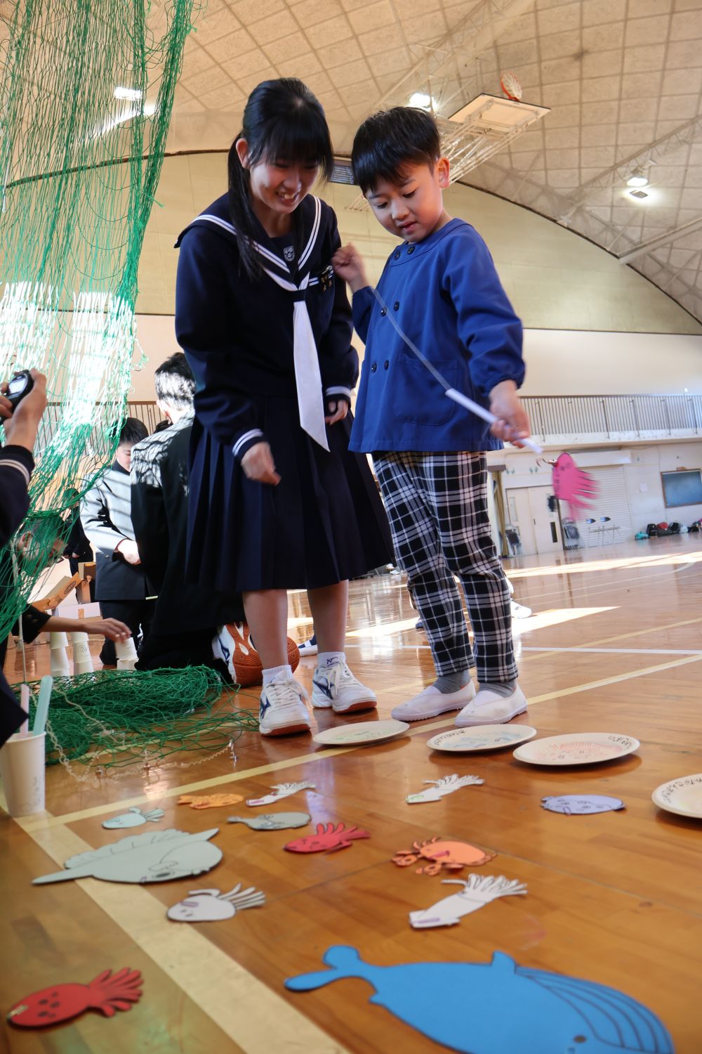 １２月4日　栗原中学校の
お兄ちゃんお姉ちゃんとの交流

楽しみで仕方ないみんなは
足取り軽く坂をグングン登っていきます

到着するとサンタやオラフの
着ぐるみを着たお兄ちゃん達を見て
より一層楽しみに♡

早速大好きなお姉ちゃんを発見
優しくやり方を教えてもらい
しばらくそこで遊ぶRくん