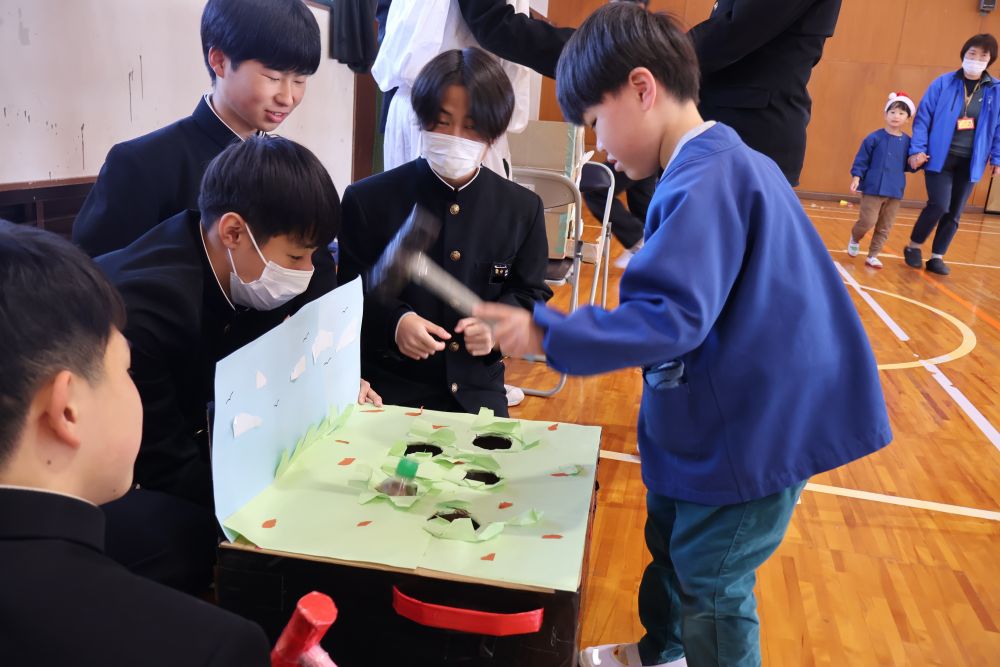 もぐらたたきでは
「いいよ～！！」　「すごい！！」
「めっちゃ上手♡」
お兄ちゃん達の優しい声掛けに
たたくスピードも速くなるKくん
