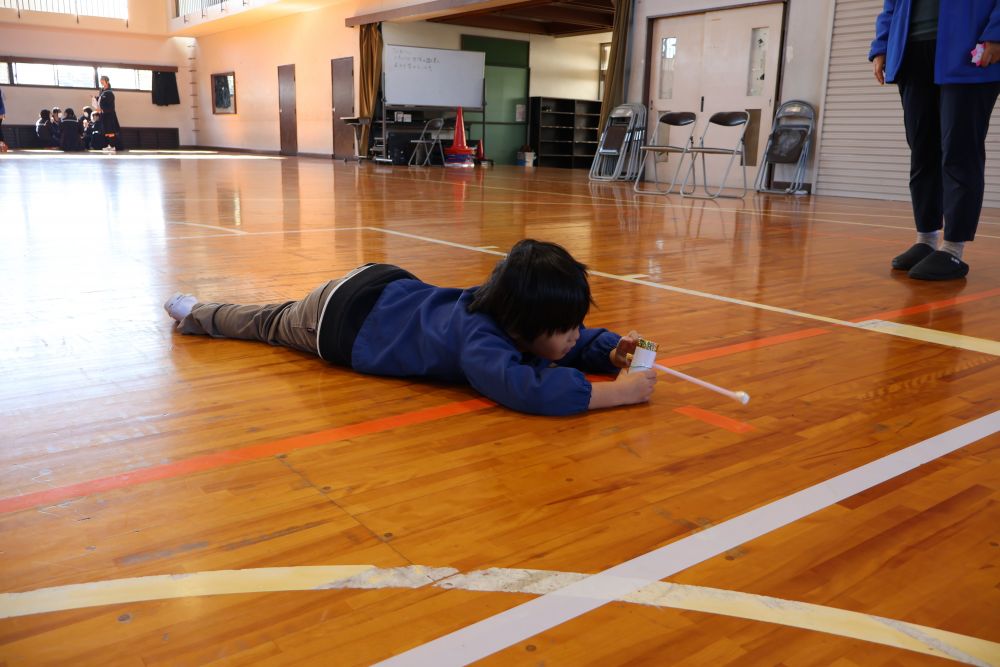 まとあてが気に入ったのか
何度もまとあてに戻ってくるRくん
距離をとり、狙って狙って…
「全部倒してやるー！！」
気合十分です♡
