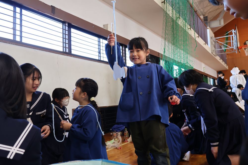 「みてー♪釣れた」
と嬉しそうなIちゃん
ちょっぴり恥ずかしそうでしたが
楽しいゲームがいっぱいで
どんどん笑顔が増えていく…♡