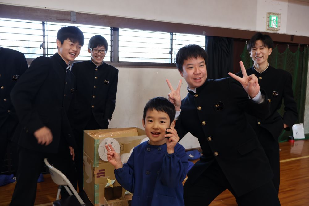 大人気のガチャガチャは
景品が無くなってしまうほどの
大人気☻
お兄ちゃん達とはいチーズ✌