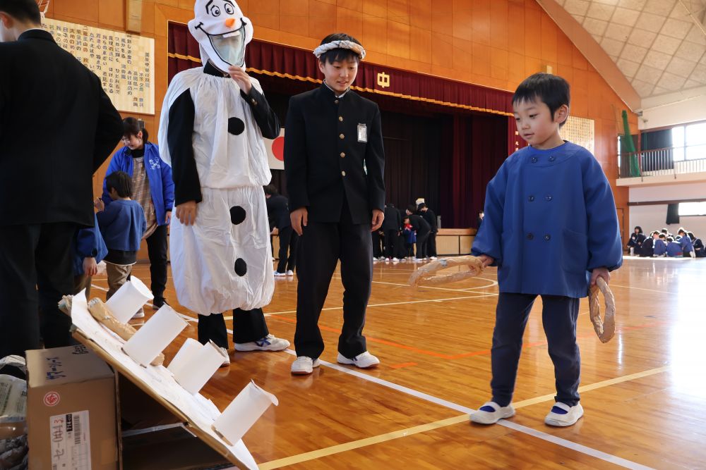 「やばい！！俺100点３回も入った」
と喜ぶEくん
サッと台を動かして入るようにしてくれたお兄ちゃんの
優しさにも心が温かくなります♡

中学生の優しい声掛けや楽しいゲーム
温かい雰囲気に子どもたちの心は解放♡
恥ずかしそうにしていた子もみんな
体育館を走り回っておもいきり楽しみました♪
たくさん考えてくれて、貴重な機会をもらえて
ありがとうございました♡
子ども達はまた行く気満々です♪