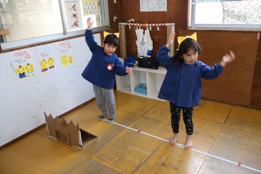 いよいよ１２月！
発表会に向けて、リス組さんも楽しく踊ってます♪
黄色い耳は、リス組さんの大好きな
『ノラネコぐんだん』のなりきりです♡
発表会の日、リス組さんは
『リス組ぐんだん』に変身するのです！！