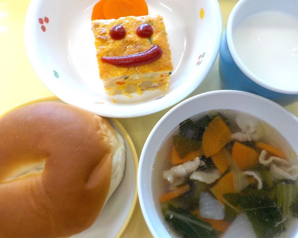 ロールパン

スパニッシュオムレツ

にんじんグラッセ

かぶと豚肉のコンソメスープ

牛乳