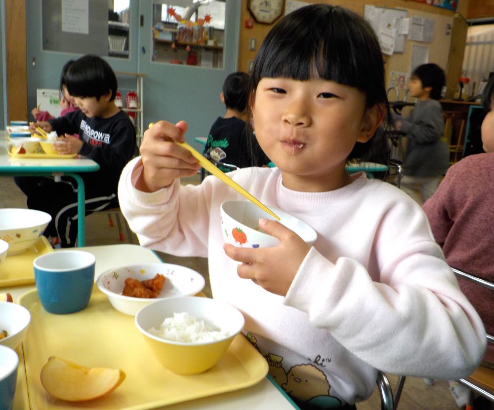 少しずつ冷たい風が吹くようになり寒くなりましたが、門田のキリン組さんは元気いっぱい☆
給食時間もいつものように部屋を覗くと

「せんせー見よーてー」
「これ苦手だけど頑張って食べたよ～」

楽しい声と美味しい顔を見せてくれます♡