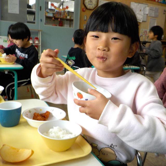 ＊　給食時間の様子　（門田認定こども園　キリン組）　＊