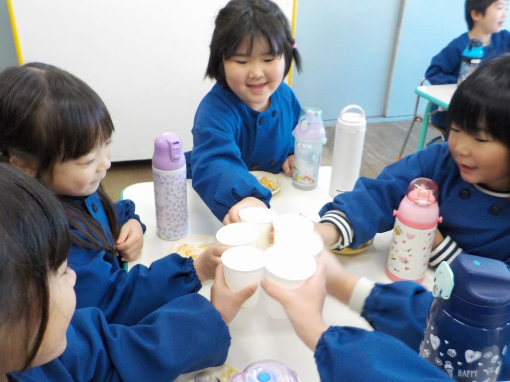 今日の3時のおやつは【フルーツのクリーム和え】
果物がたくさん入ったみんな大好きなおやつです！

そして、今日は発表会の練習をいっぱい頑張っていたキリン組さんにちょっぴりご褒美
10月21日にキリン組さんが収穫してくれた【レモン】を給食先生がシロップ着けにしました♡

みんなで飲んでみよう♪
かんぱ～い☆