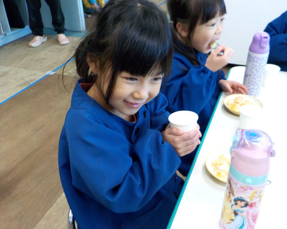 シロップをお湯をといて混ぜ混ぜ・・・
少し冷ましてキリン組さんに渡しました。

「ふ～今の季節に飲むのがちょうどいいねー」

「わ～あたたまる～～」

子どもたちのかわいいコメントをもらいました♡

インフルエンザや風邪など流行りやすいこの時期は喉を乾燥させないように
ホットレモンなどご家庭でも飲んでみるのもいいですね♡