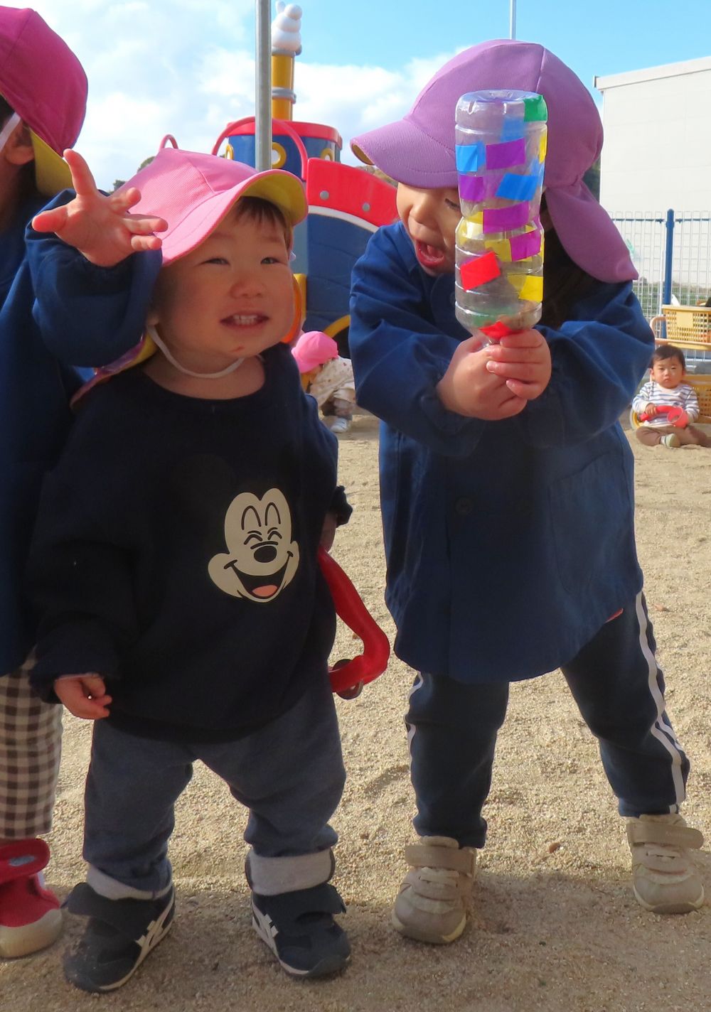 一緒に遊ぼう♪
ふりふりすると、音が鳴るよ💗