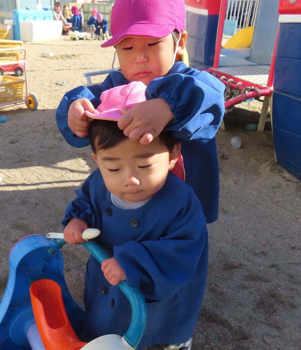 ぼうし、かぶせてあげるね💗

小さい子に優しくしてあげるクマ組さん素敵だね😊