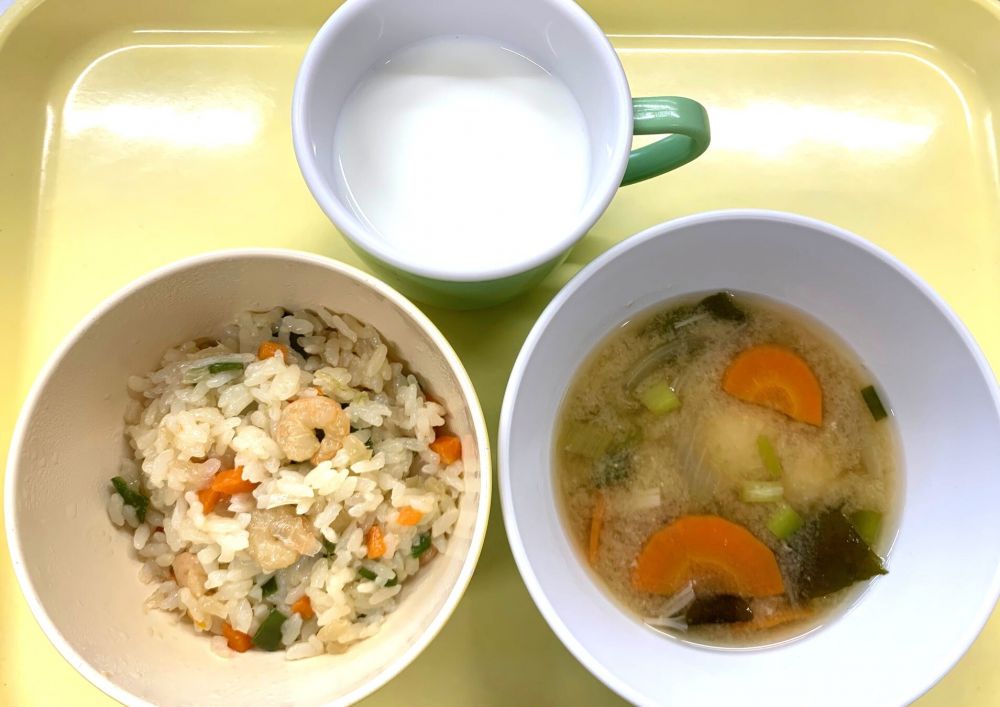 エビ塩チャーハン

たまねぎのみそ汁

牛乳