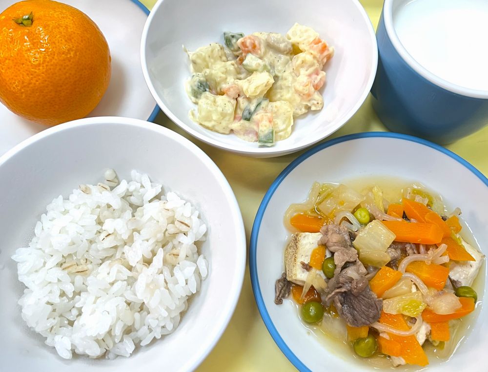 麦ご飯

すき焼き風煮

じゃが大豆サラダ

みかん

牛乳