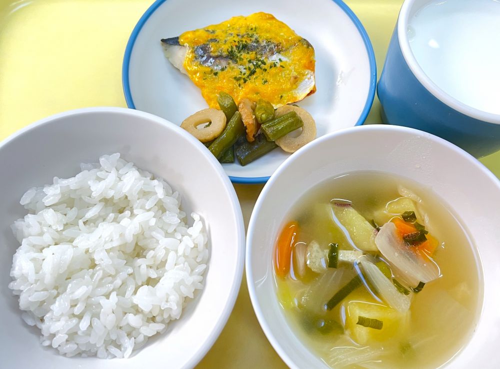 ご飯

さわらのもみじ焼き

いんげんとちくわのオイスター炒め

さつま汁

牛乳