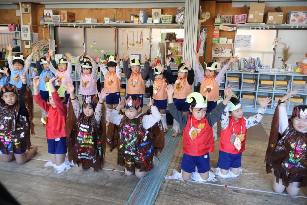 みんなが楽しんで表現している
３びきのやぎとトロルのオペレッタ🎵
自分たちで作った角やネックレス、
衣装を着てちぃやぎ、中やぎ、大やぎ、トロルになりっきていますよ！！
可愛い子どもたちの姿をお見逃しなく♡