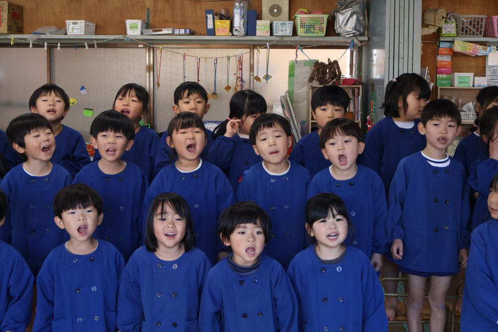 最後はキリンぐみさんと一緒に歌をうたいます！
しりとりうたではキリンぐみさんとの掛け合いをお楽しみに☆

練習後は・・・楽しみにしていたお弁当(^^♪
「みてみてー」と嬉しそうにお弁当を頬張るゾウぐみさんでした♡
お忙しい中、お弁当の準備ありがとうございました。