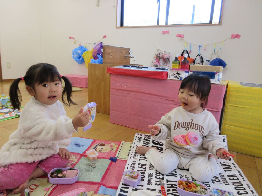 朝から「今日はお弁当？」とワクワクしていたクマ・ヒヨコ組さん

「一緒に食べよー！」と誘い、２人で仲良く隣同士にシートを広げ、
「じゃーん！」と見せ合ったり「おいしいね！」と笑い合ったりしながら食べる２人♡