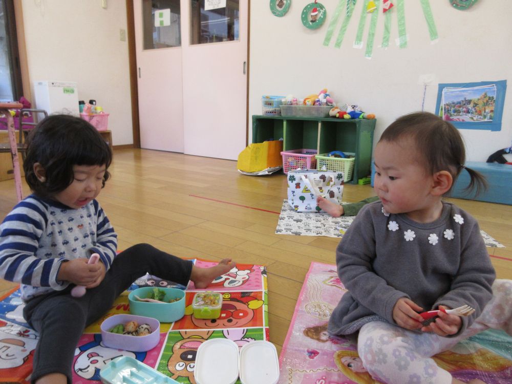 「見てー！エビとまめと・・・」と大好きな物が詰まった弁当を友達に嬉しそうに
紹介するIくん！
大きなお口でスパゲッティを頬張るSちゃん