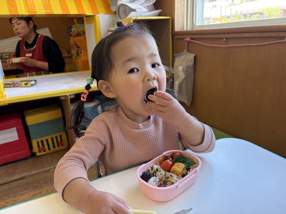 お散歩の後は楽しみのお弁当🍱

大きな口でパクッと😋
あっという間に完食でした。