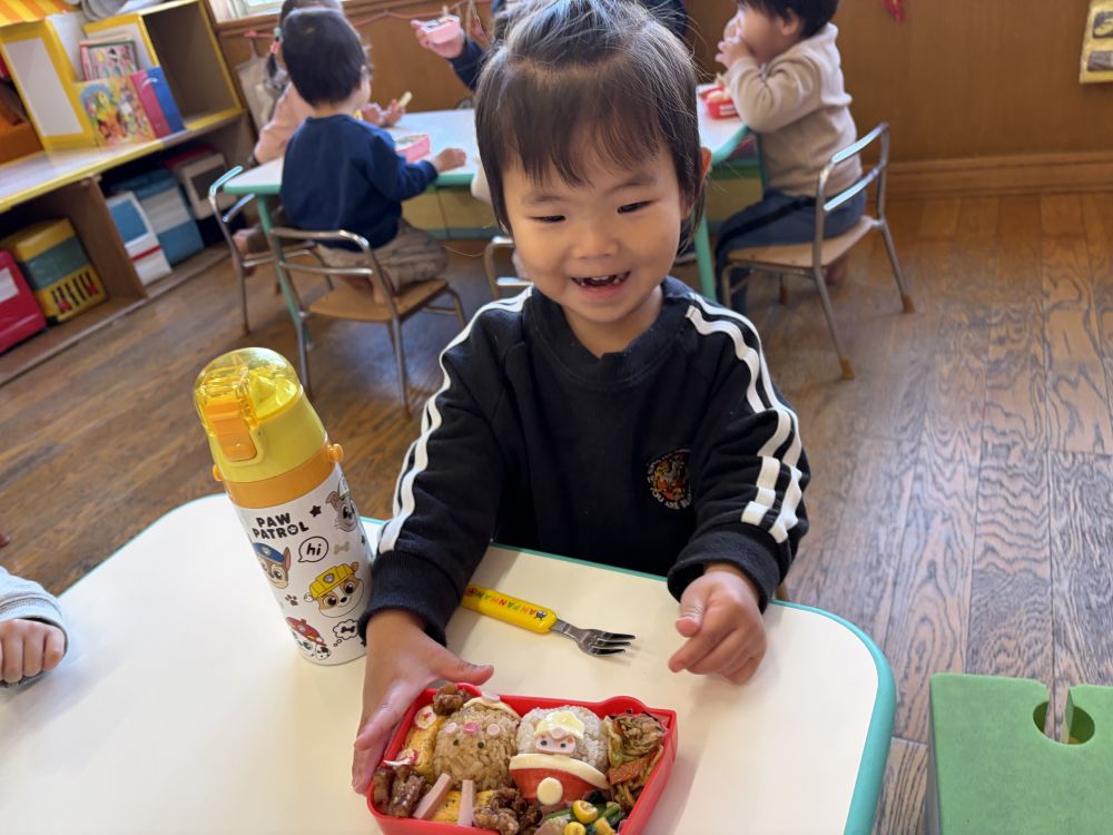 クリスマス弁当のAくん🎅
蓋を開けたら「わー！！」と大喜びでした。

お忙しい中、愛情たっぷりの
お弁当ありがとうございました♡