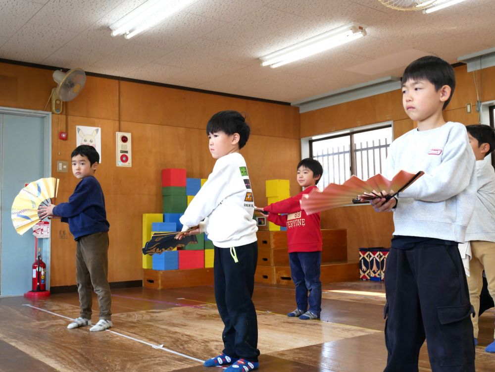 慣れない動きの踊りや
扇子を開くのに苦戦しながらも
かっこいいとこ、可愛いとこ見てほしい
と一生懸命踊っています


始まったばかりの時は、
「難しい…」　「足が痛い…」
と言っていましたが
踊れるようになってくると
顔つきも逞しく！！！！！