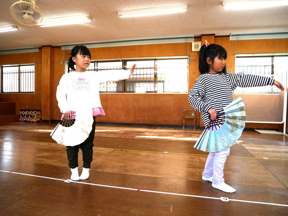 女の子は…
「先生の服可愛い♡」
「本番の扇子キラキラしてて可愛い」
着物に憧れの気持ちを抱き
楽しんで踊っています♪