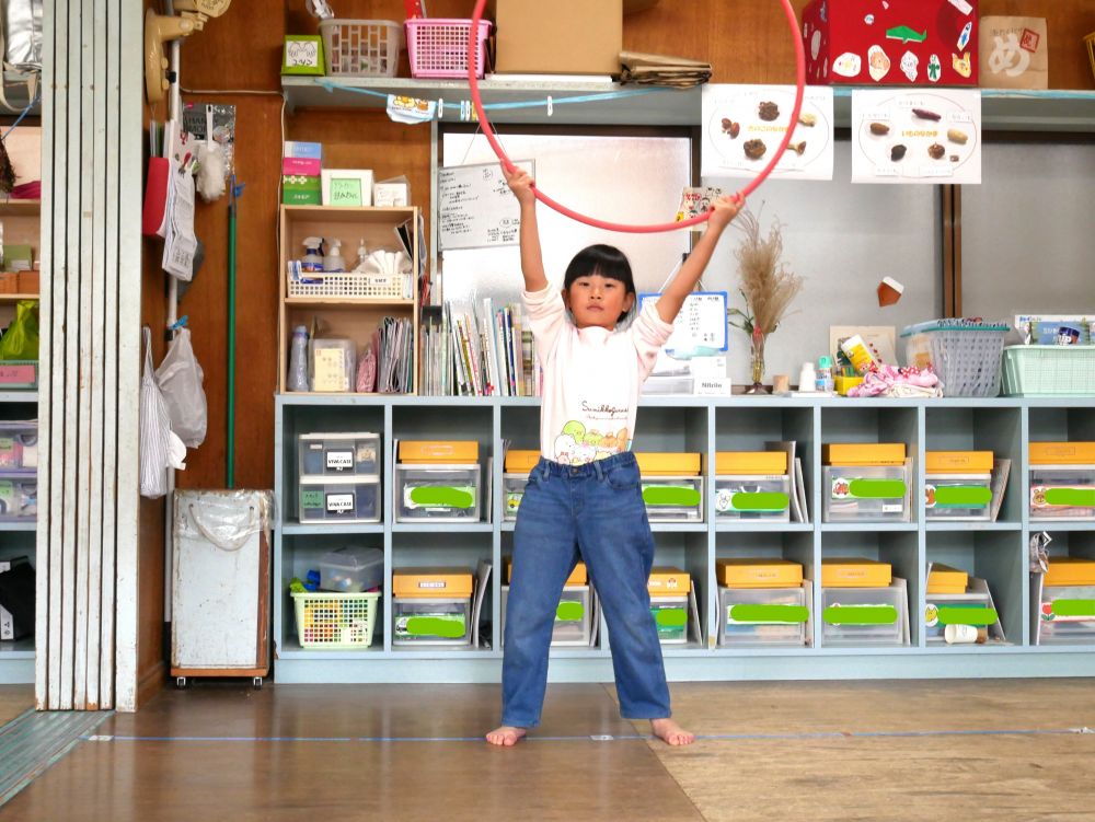 発表会では出番が多いキリンさん
毎日コツコツ練習していた成果を…♡

フラフープが得意なMちゃん
「これできる」　「これもできるようになった！！」
毎日一回は必ずしているフラフープを
自信満々に見せてくれます♪