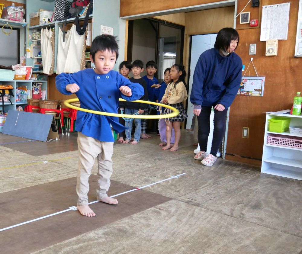 フラフープ跳びに苦戦していたEくんも
何度も挑戦する中で後ろ跳びの方が
得意だと気づいた様子♡
頑張った結果が出るとやっぱり嬉しい♪
