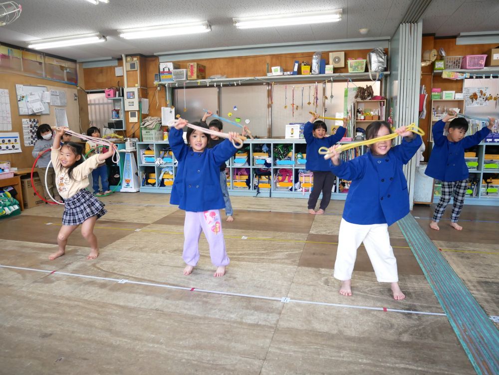 なわとびチーム☆
「あやとびしたい」　「後ろとびしたい」
やってみたい技に挑戦しているみんな

曲に合わせて自分たちで
振り付けも考えました♪
口ずさみながら踊ったり、跳んだり
