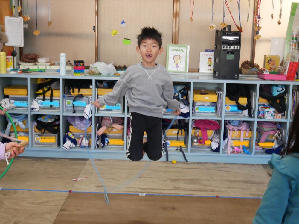 「先生見とって！！俺早いのできるけ！！」
それぞれが見てほしい技を日々練習しています♡

園庭でも曲流して～
となわとびを楽しんでいます♪