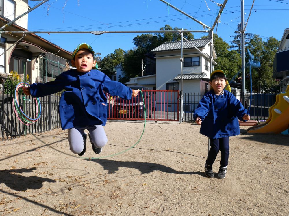 かけあしが難しい…
連続で跳ぶのが難しい…
この技出来るようになりたい…

そんな時…　「教えてあげる」　「見てて」
友達同士教え合う姿が…
友達を見てやってみる！！
困っている友達に声をかける！！
みんなの友達を思う姿がみられました♡
