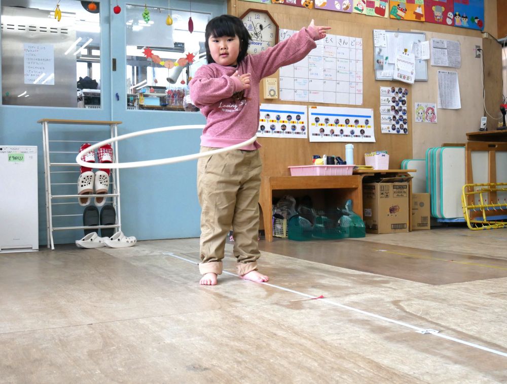 フラフープのもうひとグループ☆
「いっぱい回せるからずっと回したい」
「こんなポーズしながら回せるよ」
「こんな振りはどう？」
みんなで意見を出し合いました♡

