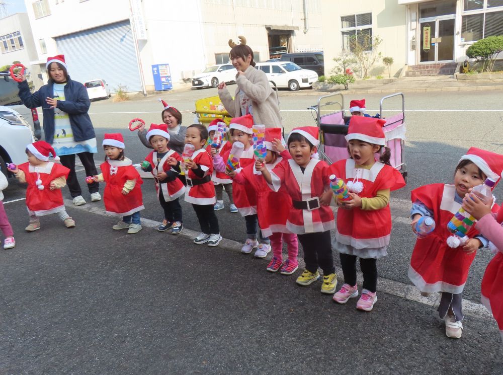 手作り楽器を持って
♪あわてんぼうのサンタクロース～♪