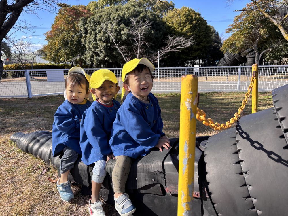 恐竜のしっぽに座って、バスごっこ🚌