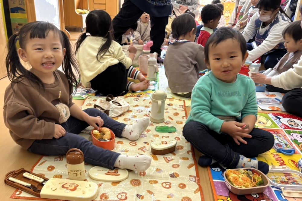 みんなでピクニックごっこ🍱

お弁当、ありがとうございました💗