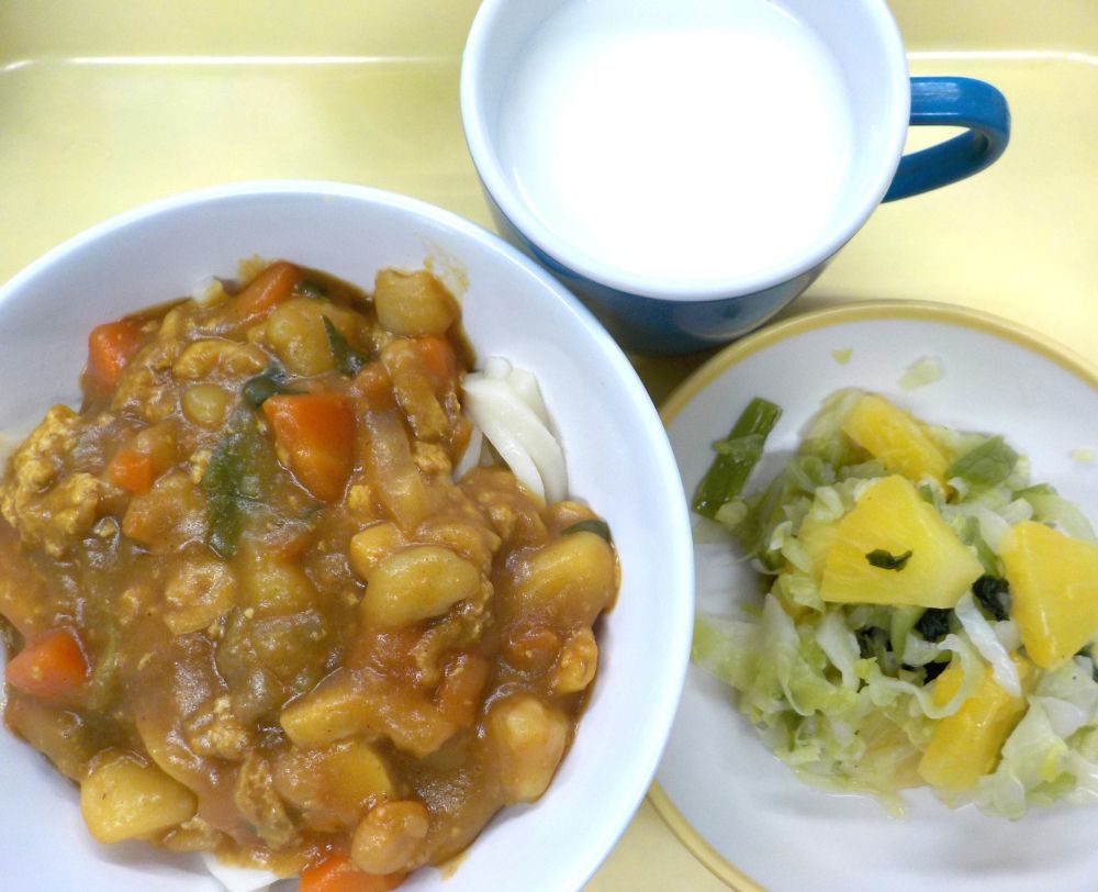 カレーうどん

キャベパイサラダ

牛乳