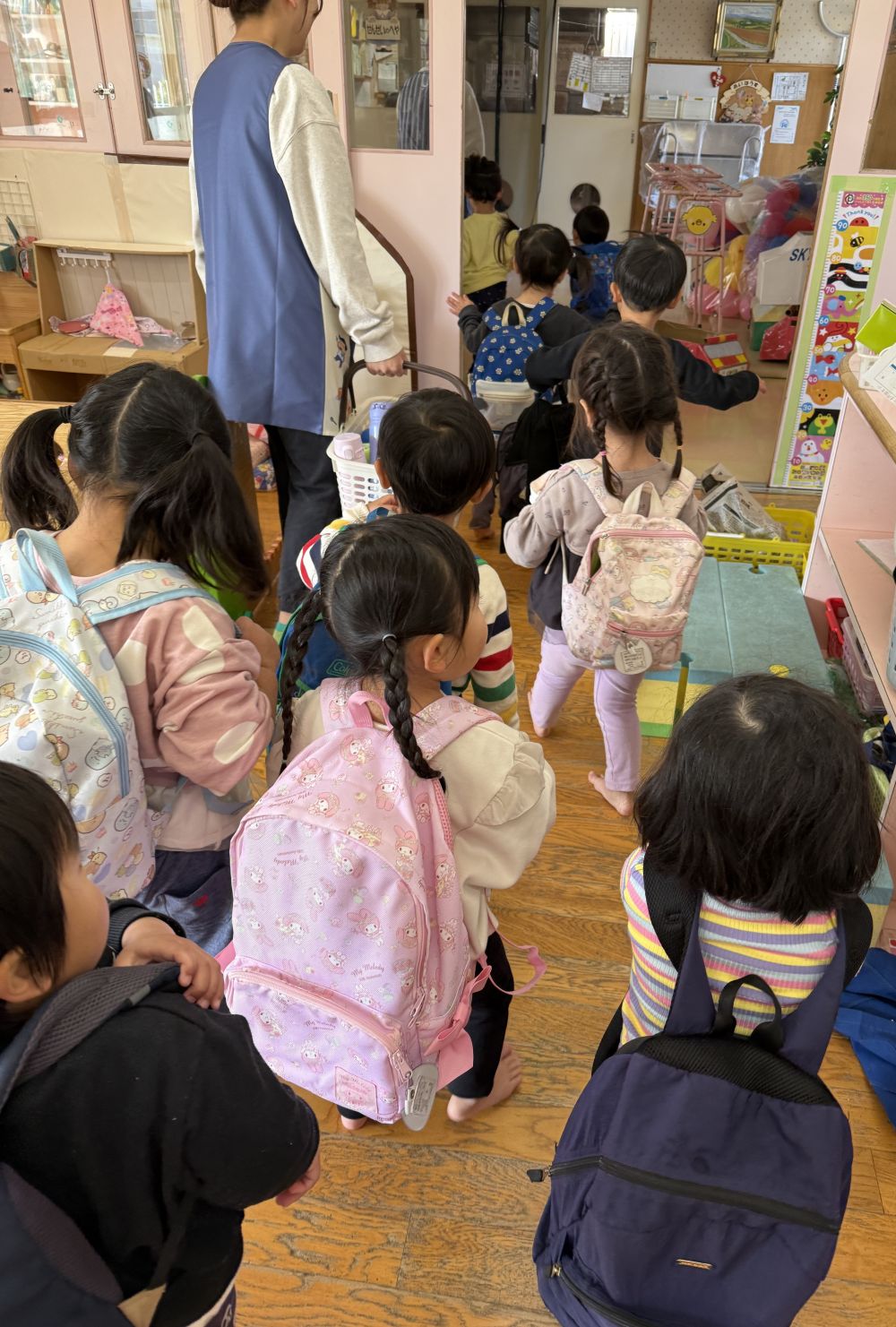 楽しみにしていたお弁当の日✨️

リュックを背負って…
大きいクラスのお友達みたいに、
遠足気分を味わって…
ホールまでプチ遠足🚌☀️