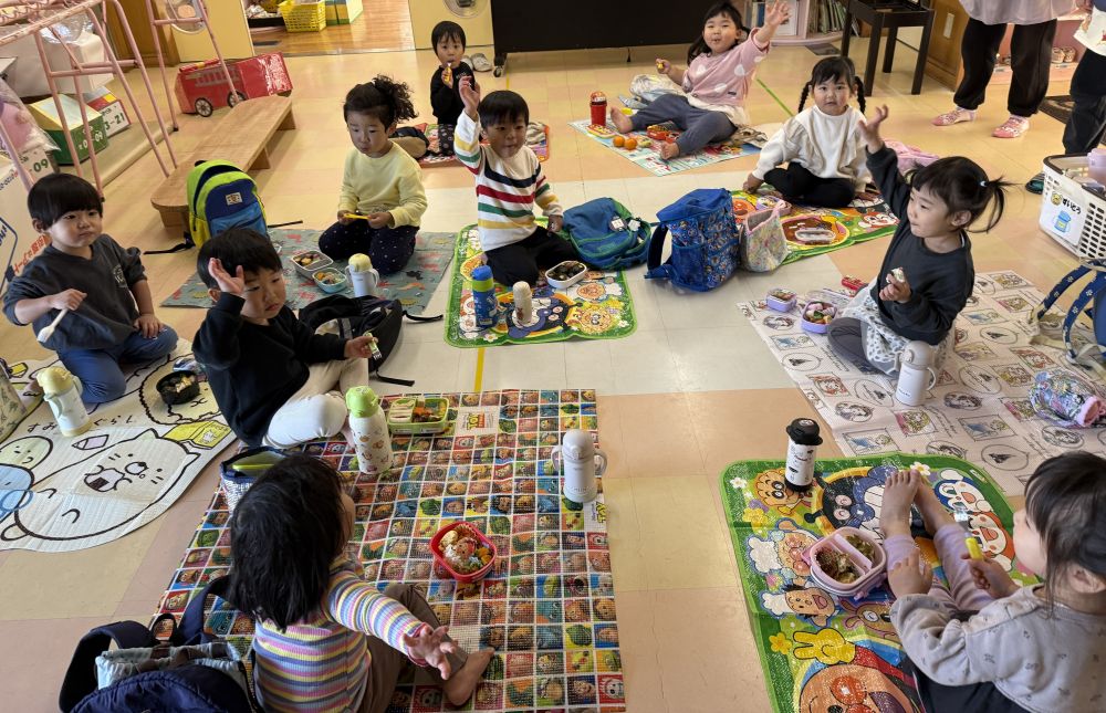 みんなで一緒に、
『いただきます😋🙏』

お弁当の用意、
ありがとうございました♡
みんなとっても嬉しそうに見せてくれて、
ピカピカに食べました✨️