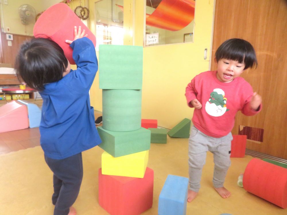 「できた！」

一つ積めるたびに喜ぶAくん♪
SくんはそんなAくんの気持ちに共感するように
笑顔で見守っていました♡