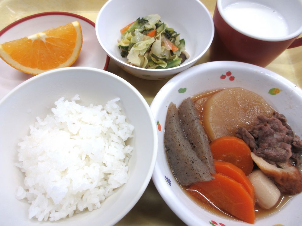 ご飯

おでん

和風サラダ

オレンジ

牛乳