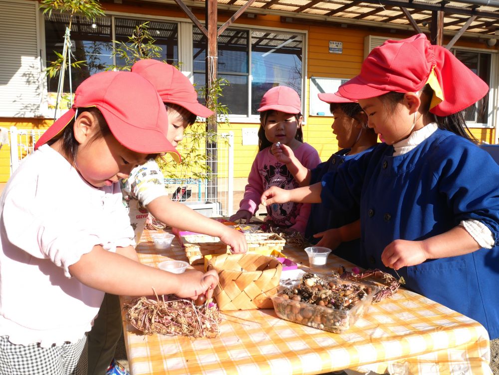 今まで散歩で集めてきた秋や冬の自然物を使って
クリスマスリース作り♡
ひとつひとつの自然物に興味を示しながら
作って遊びました



『こんな花あったよね～♡』　
『これ私が公園で見つけたやつだよ！！』
思い出に浸りながら作って遊びました



