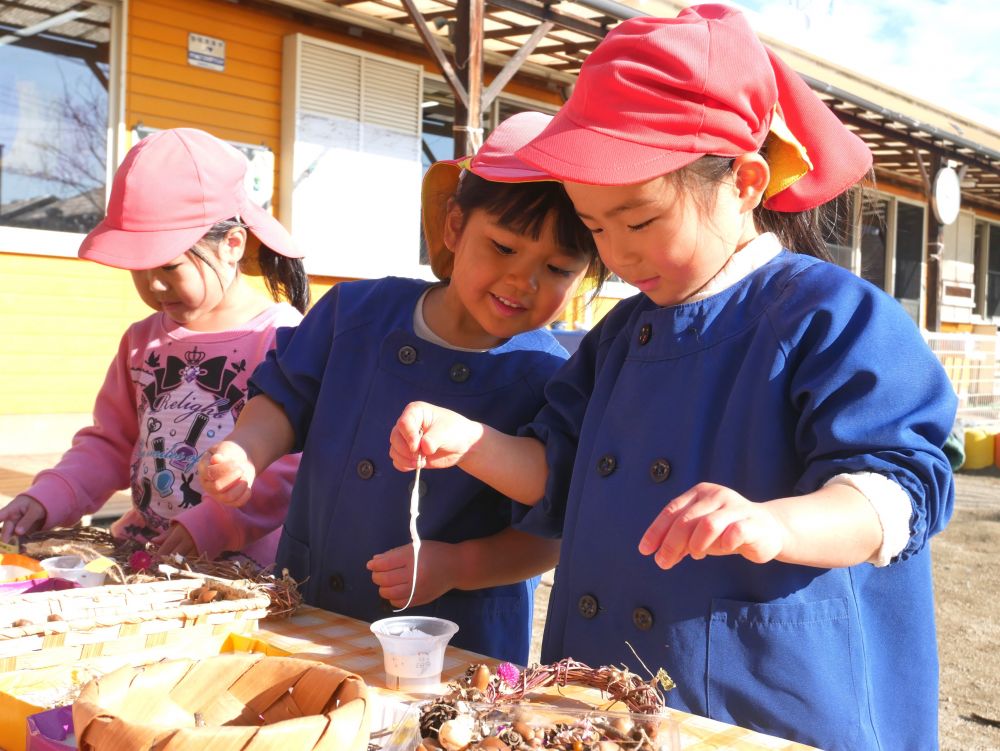 『びよ～ん！！』
『このボンドさ・・・マヨネーズみたいだね』
『ホントだ～♡』
遊びの中で様々な用具の使い方にも慣れてきました
