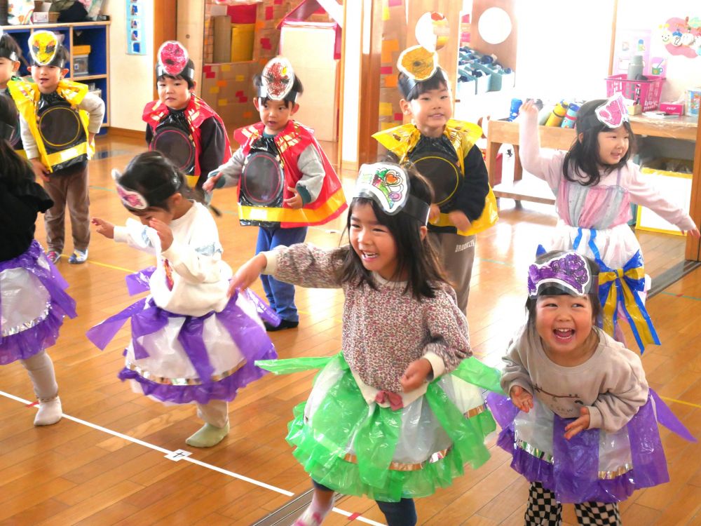 好きなキャラクターへの憧れがあるリス組さん
なりたい自分をイメージしなりきって
歌ったり踊ったりすることを楽しんでいます



しなこ・リアルピース・竹下☆パラダイスになりきって・・・
自分の好きなカラーを身に付け
元気いっぱい！！笑顔いっぱい！！




