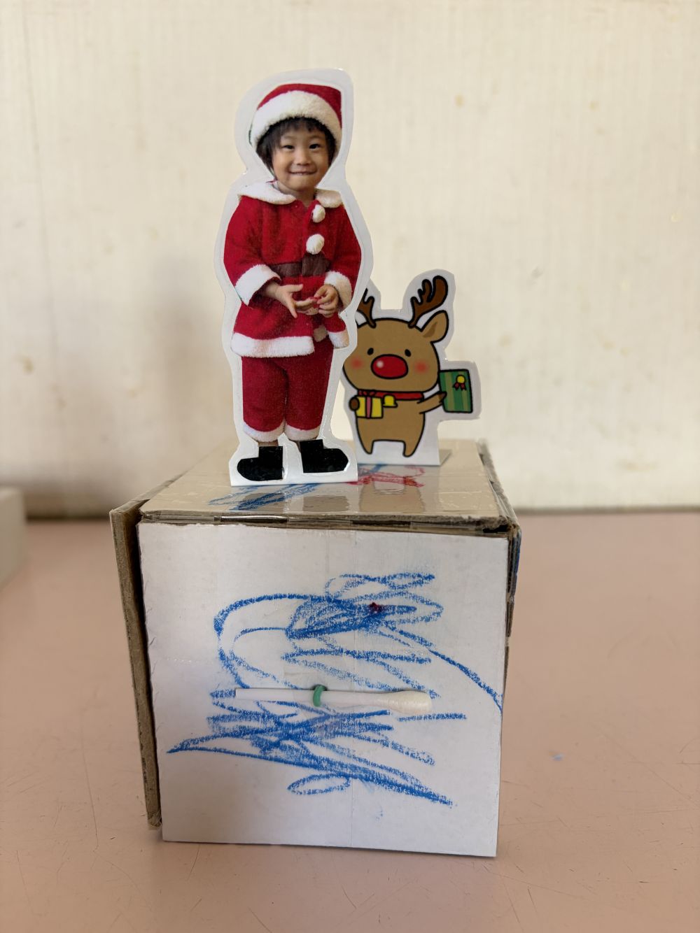 蓋を開けると・・・

かわいいサンタさんがでてきますよ🎅