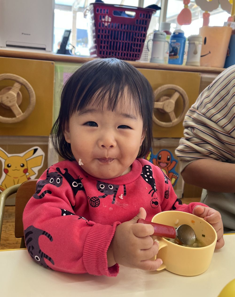 今年もあと半月をきりました。
あいはうすの子どもたちは、食欲の秋を過ぎ、
食べる量も一段と増えてきました。

ウサギ組さんをのぞくと、
一生懸命指でつまんだりスプーンですくって自分で食べていました。
月齢の大きい子からは「ちょうだい」とおかわりをお願いする声も♡

だんだんと食べることが上手になってきています。