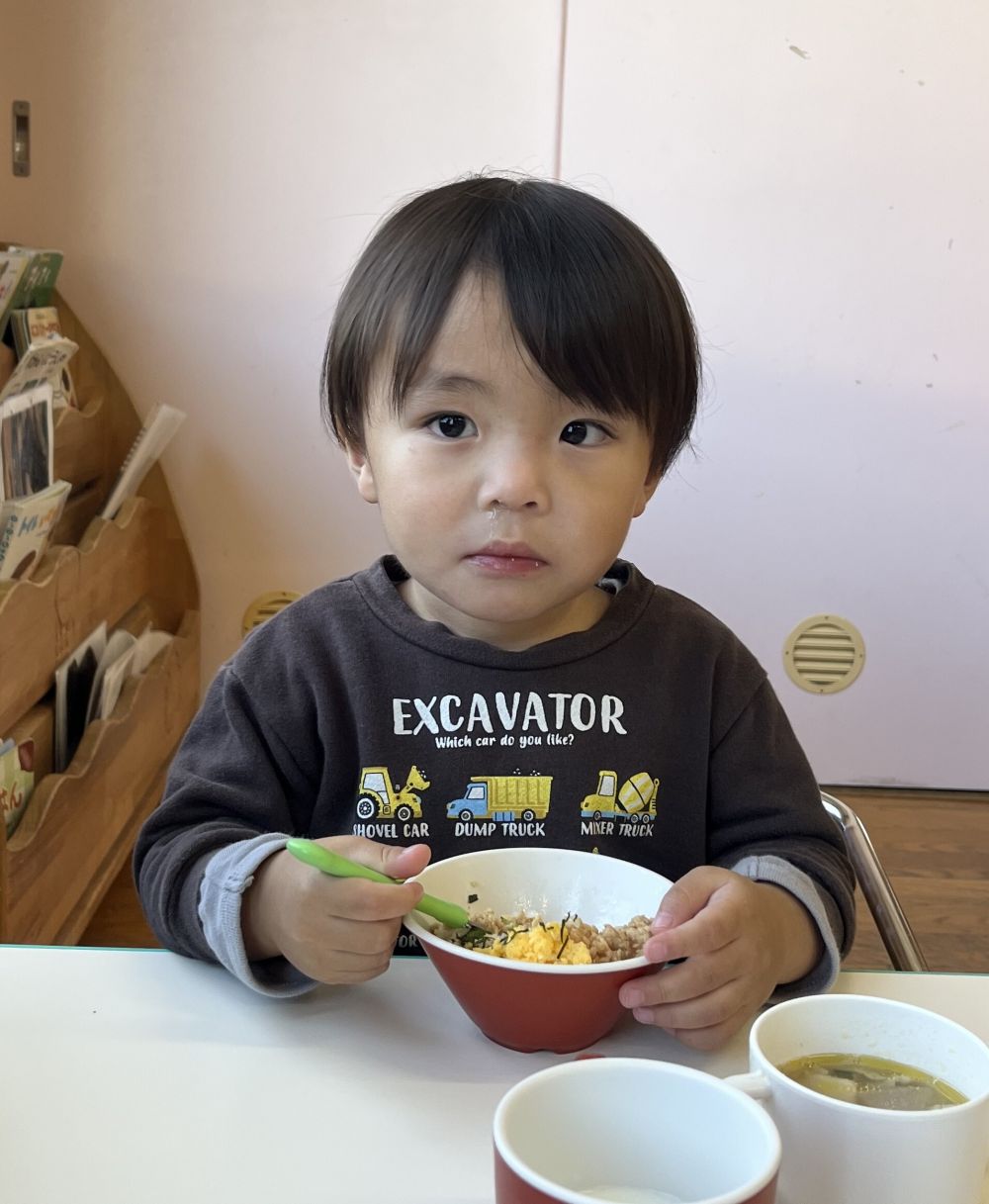 ヒヨコ組さんでは
見て～、とピカピカになったお皿を見せてくれたり
見つけた食材の名前を教えてくれたりと
一段と食に興味を持ってくれている様子です。

苦手なものも少し頑張って口に入れる様子も見られます。
一口が挑戦できるようになった事、すごい成長ですね。