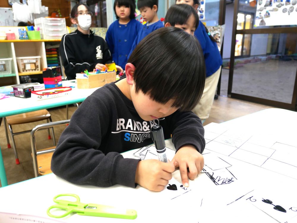 ババ抜き、七並べ、神経衰弱など
トランプゲームを楽しんでいるキリン組さん

「よし！！俺トランプ作りたいけ厚紙ちょうだい！！」
1つの型を作りカードを切り始めたYくん

切った厚紙にトランプのマークを描いていきます
違う紙に数字が４枚ずつあるか書きながら
確認して作り続けます♡