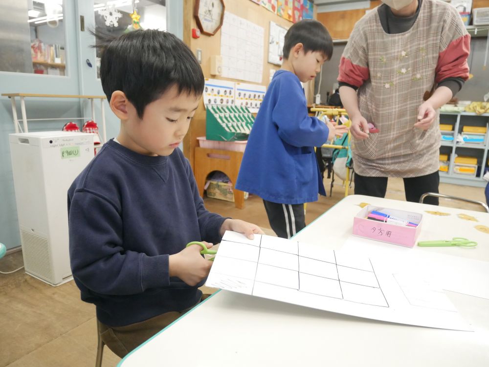 「まだ全然足りんけこれ切って」
「わかった！！！！」
友達と協力してトランプ作り♪

あるものを使うのではなく自分たちで
考えて…作ってみる…
それを使って遊ぶのが楽しみです♡