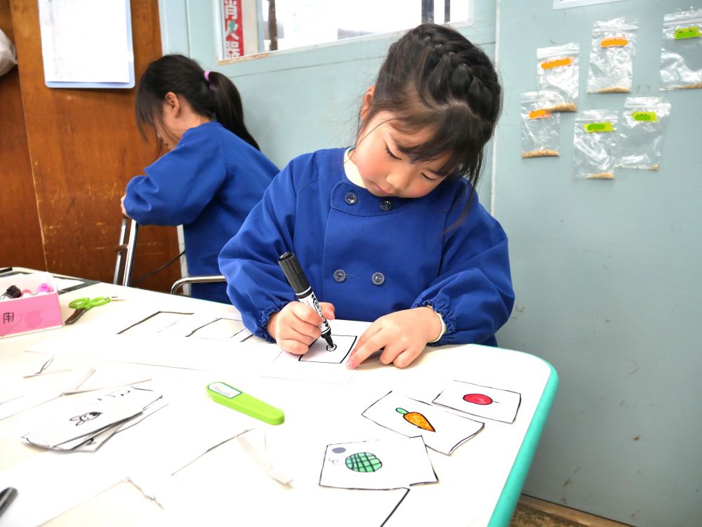 「Iも作りたい♪」
見に行ってみると野菜？くだもの？
「あとは何があったかな～？」
悩みながら作るIちゃん♡
聞いてみるとこれは野菜トランプのようです♪

どうやって遊ぶのか…完成が楽しみです♡