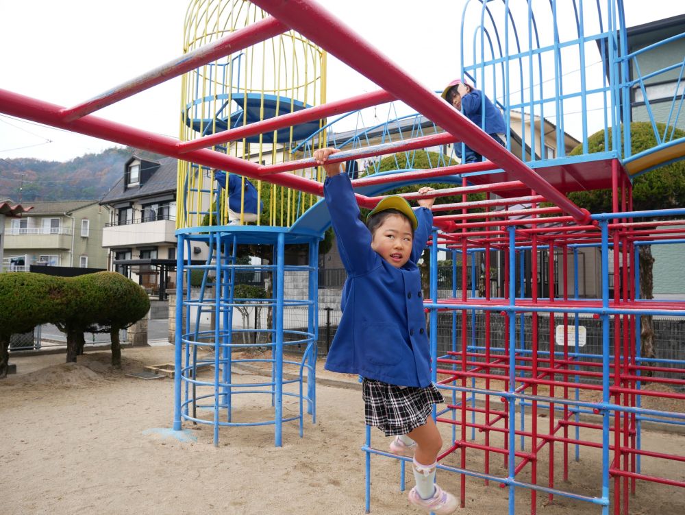 毎日発表会に向けて頑張っているみんな
今日は川上公園に行って
思いきり遊びました♪



「先生見て～♡」
ひとつとばしの雲梯を見せてくれました
普段から木登りをしているHちゃん
その成果が発揮されています☆